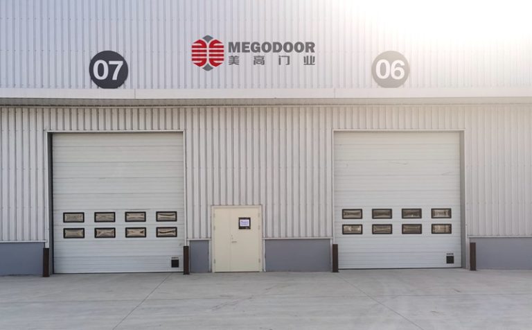 苏州某汽车零部件工厂选用美高门业电动提升门缩略图 苏州某汽车零部件工厂选用美高门业电动提升门缩略图